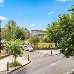 Cosy London Apartment Near Canary Wharf