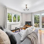 Cosy London Apartment Near Canary Wharf